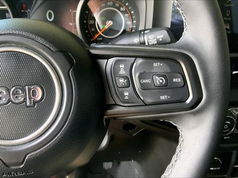 Used 2025 Jeep Gladiator Rubicon w/ Convenience Group AWD/4WD image 25