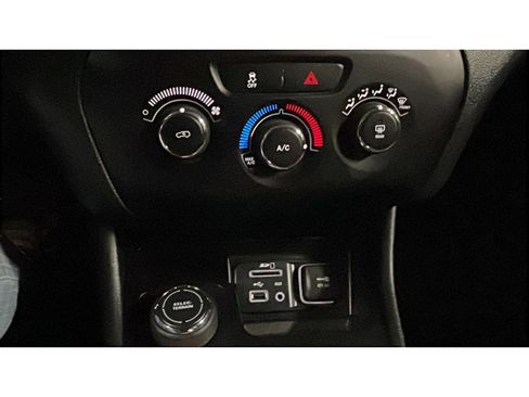 Used 2016 Jeep Cherokee Sport image 13