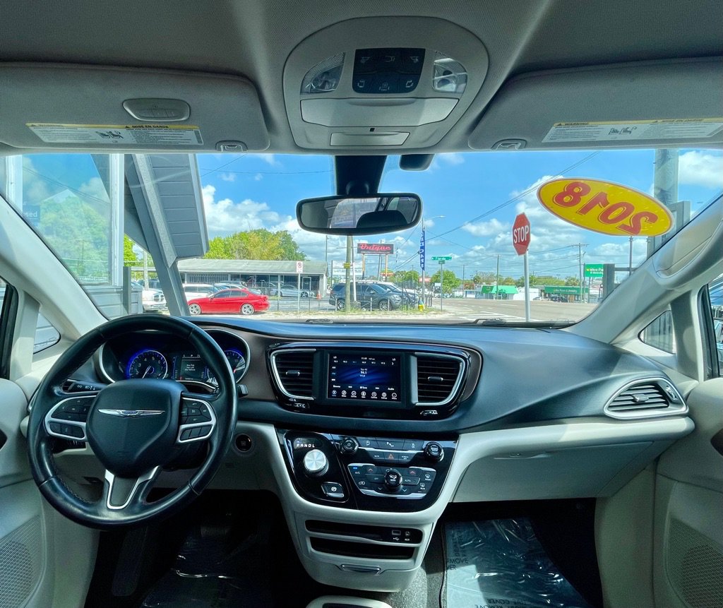 Used 2018 Chrysler Pacifica Touring-L FWD image 13