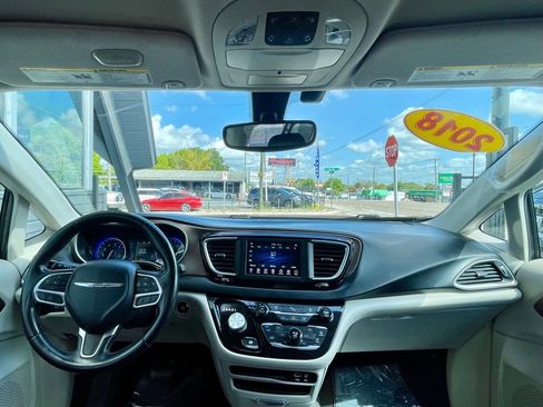 Used 2018 Chrysler Pacifica Touring-L image 13