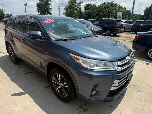 Used 2017 Toyota Highlander Plus AWD/4WD image 2