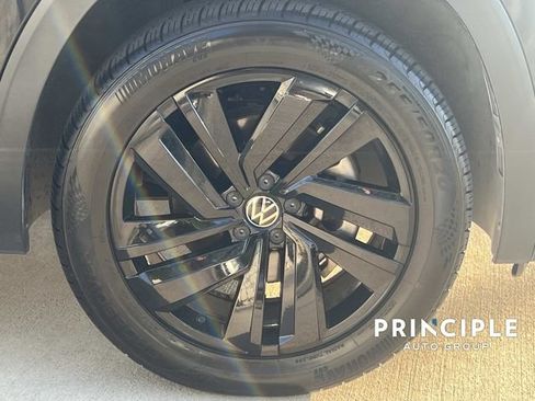 Used 2023 Volkswagen Atlas Cross Sport SE w/ Panoramic Sunroof Package FWD image 4