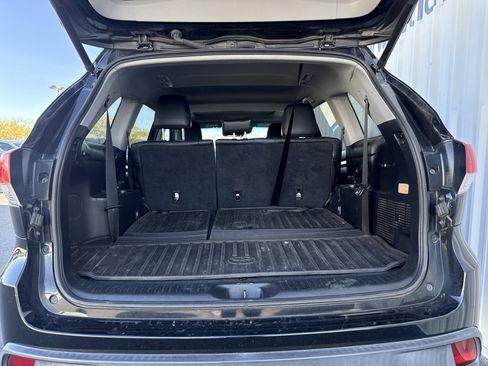 Used 2019 Toyota Highlander XLE image 9