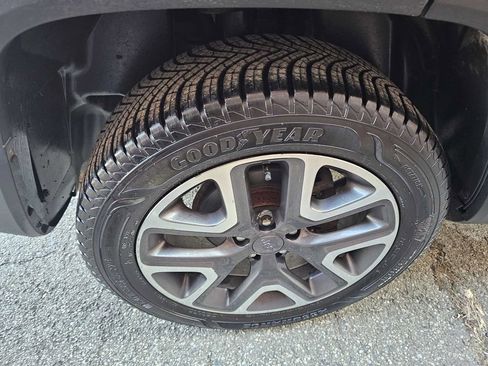 Used 2018 Jeep Renegade Latitude w/ Cold Weather Group image 19