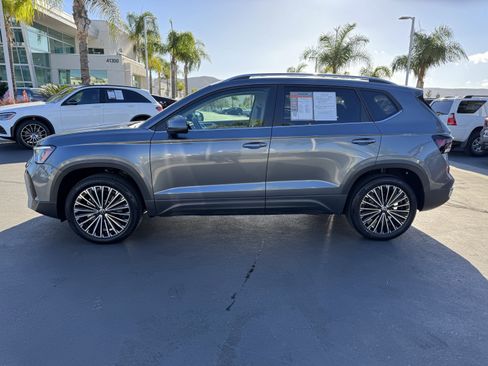 Certified 2025 Volkswagen Taos SE image 7