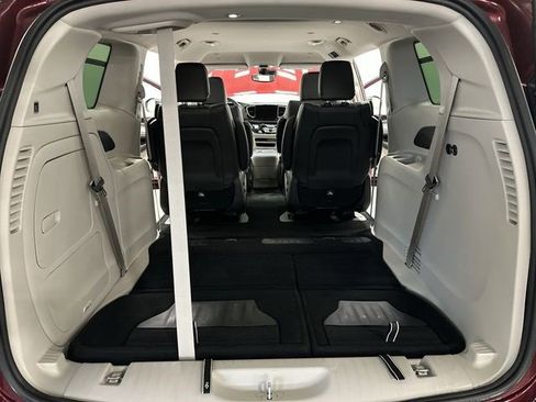 Used 2023 Chrysler Pacifica Touring-L image 27