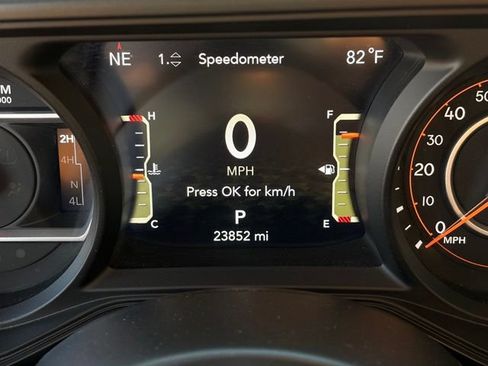 Used 2025 Jeep Wrangler Unlimited Rubicon w/ Convenience Group AWD/4WD image 18