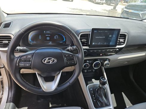 Used 2025 Hyundai Venue SEL FWD image 17