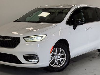 Used 2024 Chrysler Pacifica Touring
