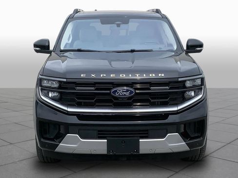 Used 2025 Ford Expedition Platinum w/ Driver's Package AWD/4WD image 4