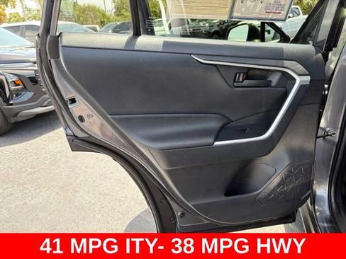 Used 2022 Toyota RAV4 LE AWD/4WD image 13
