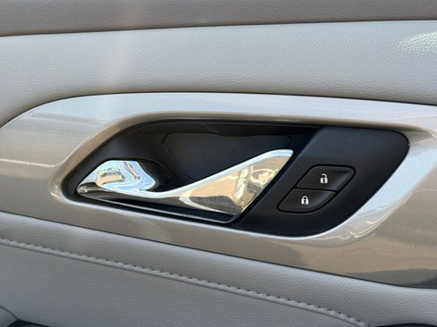 Used 2020 Chevrolet Traverse LT FWD image 9