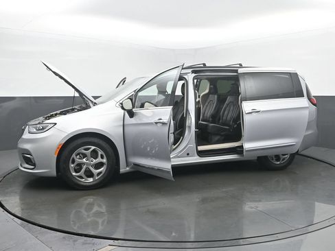 Used 2023 Chrysler Pacifica Limited FWD image 53