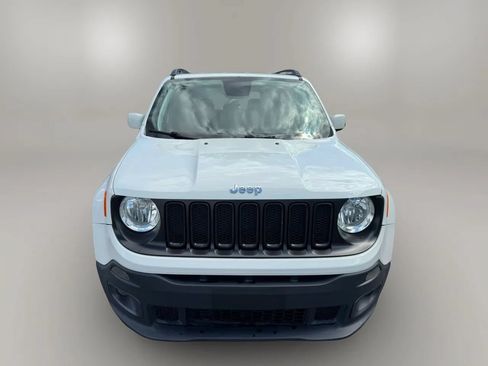 Used 2018 Jeep Renegade Latitude FWD image 3