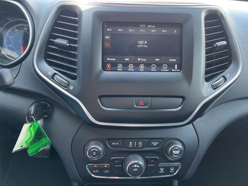 Used 2019 Jeep Cherokee Latitude w/ Popular Appearance Group image 28