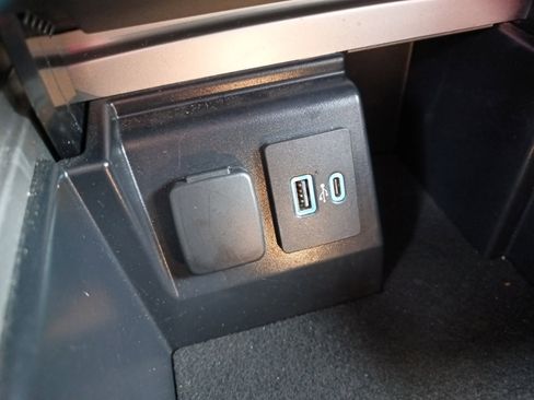 Used 2023 Ford Explorer Limited image 18