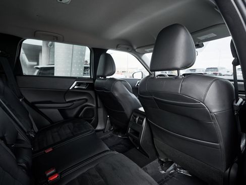 Used 2023 Mitsubishi Outlander SE image 24