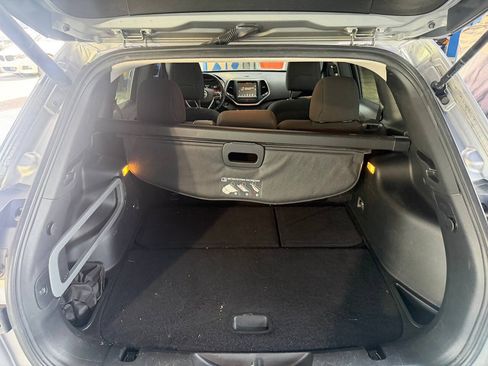 Used 2016 Jeep Cherokee Latitude FWD image 17
