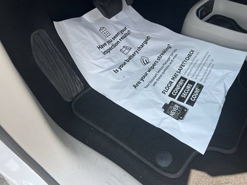 Used 2022 Chrysler Voyager LX FWD image 17