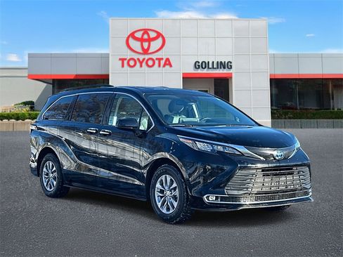 Used 2024 Toyota Sienna XLE image 7