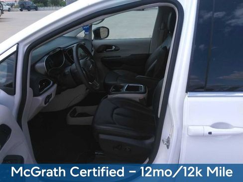 Used 2024 Chrysler Pacifica Touring-L FWD image 2