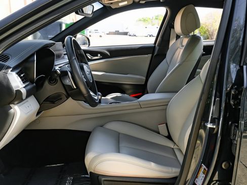 Used 2023 Genesis G70 2.0T image 3