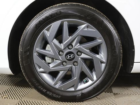 Used 2025 Hyundai Elantra Blue image 17