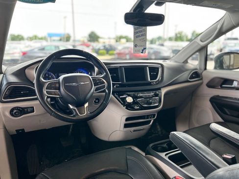 Used 2019 Chrysler Pacifica Touring-L FWD image 35