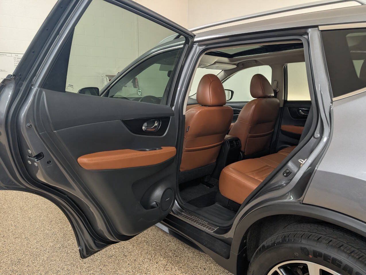 Used 2017 Nissan Rogue AWD image 13