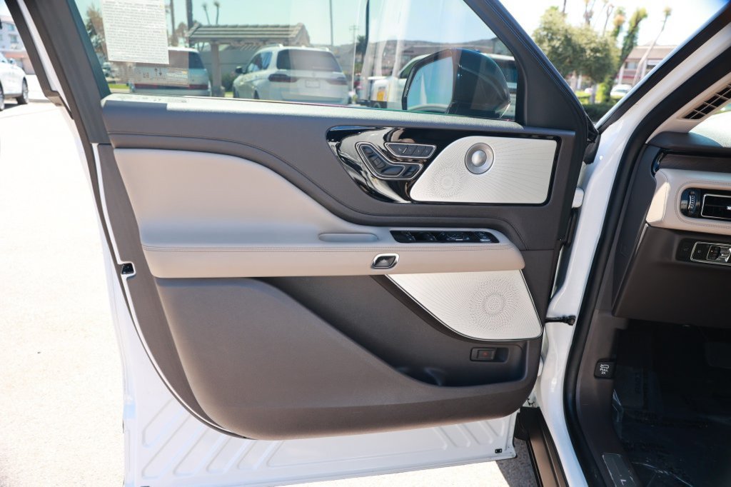 Used 2024 Lincoln Aviator Reserve w/ Equipment Group 201A AWD/4WD image 18