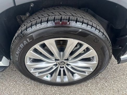 Used 2023 Toyota Highlander Platinum FWD image 11