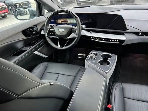 Used 2025 Cadillac Optiq Luxury 2 w/ LPO, ONYX Package image 15