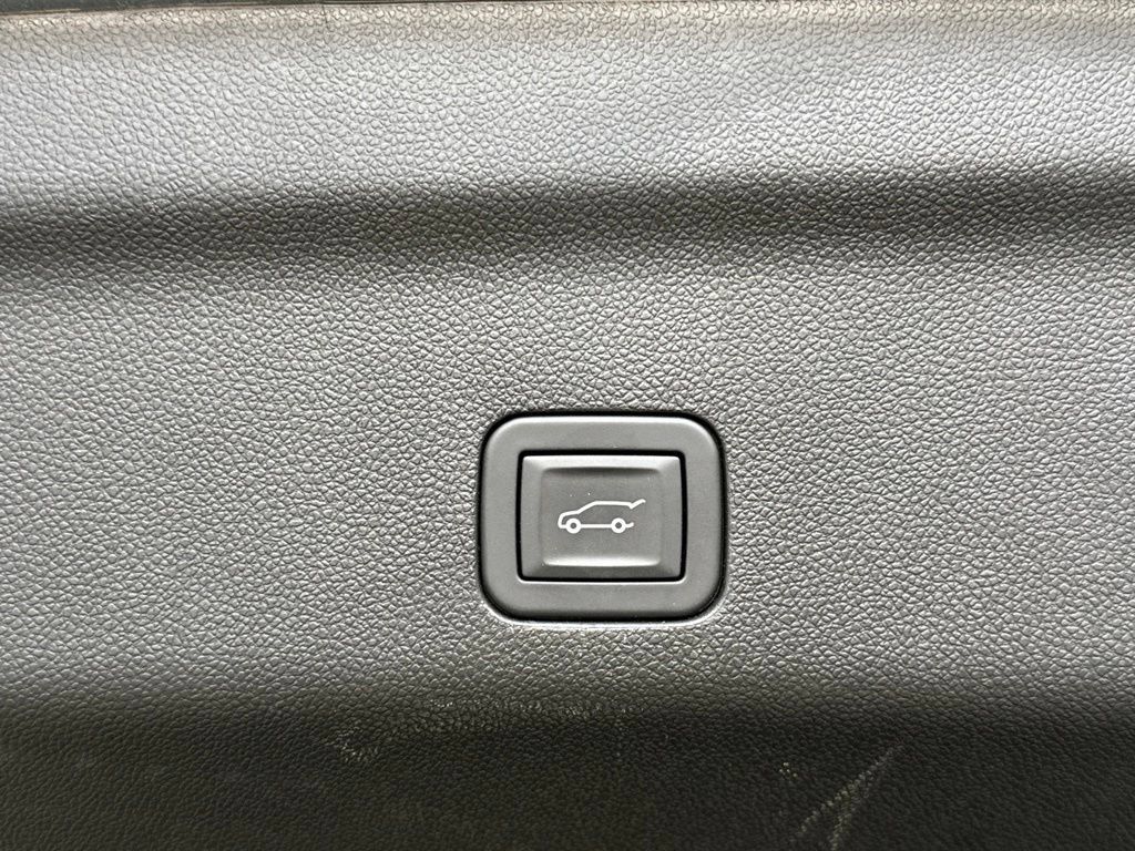 Certified 2025 Chevrolet Suburban Premier AWD/4WD image 34
