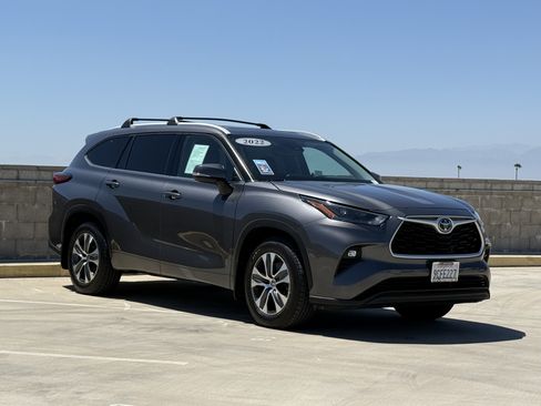 Used 2022 Toyota Highlander XLE FWD image 2