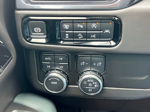 Used 2025 GMC Yukon AT4 AWD/4WD image 30