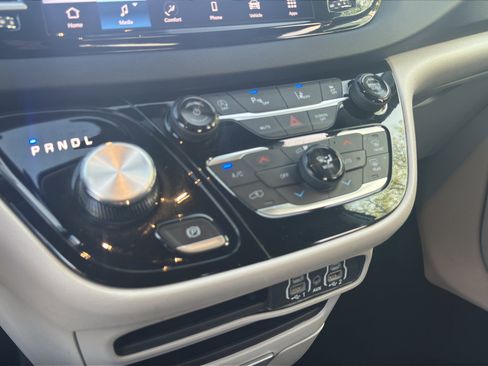 Used 2024 Chrysler Pacifica Touring-L image 26