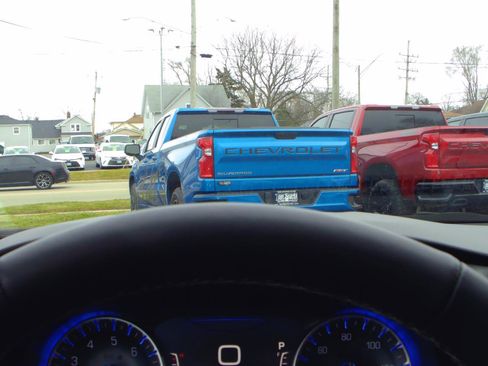 Used 2023 Chrysler Pacifica Touring-L image 18