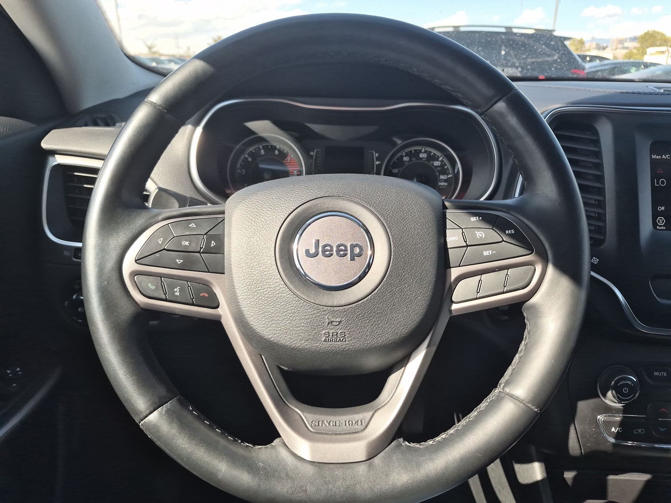 Used 2019 Jeep Cherokee Latitude Plus w/ Comfort/Convenience Group AWD/4WD image 16
