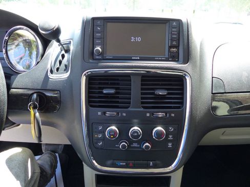 Used 2019 Dodge Grand Caravan SE w/ UConnect Hands-Free Group FWD image 25