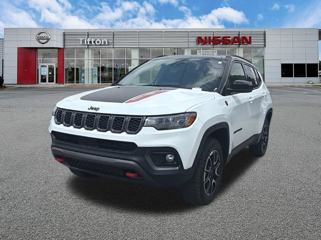 Used 2025 Jeep Compass Trailhawk AWD/4WD image 3