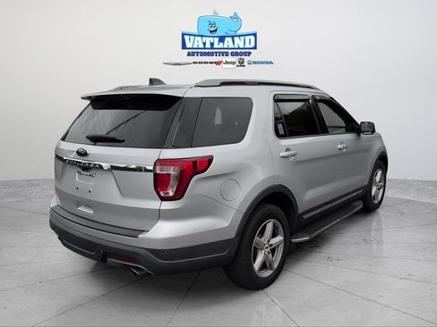 Used 2018 Ford Explorer XLT image 5