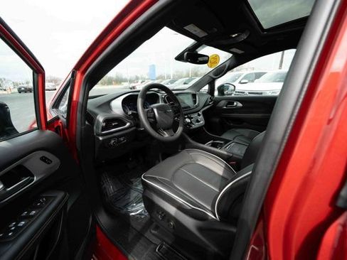 Used 2025 Chrysler Pacifica Limited FWD image 8