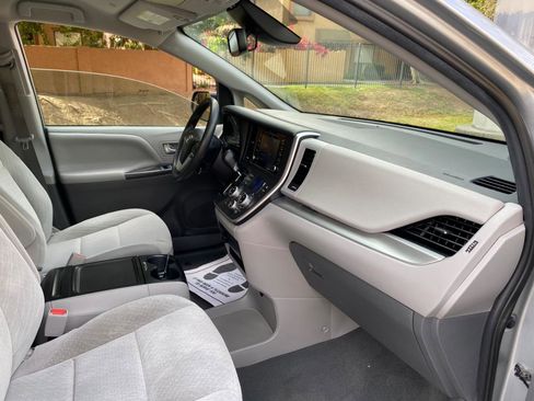 Used 2020 Toyota Sienna LE w/ LE Preferred Package image 59