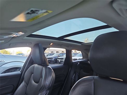 Used 2021 Volvo XC60 T6 Inscription w/ Climate Package image 24