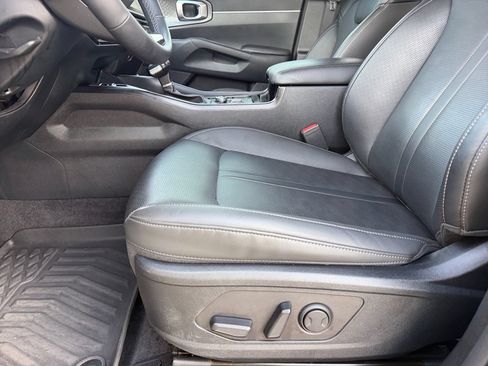 Used 2025 Kia Sorento EX w/ Panoramic Sunroof Package FWD image 11