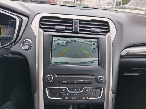 Used 2018 Ford Fusion SE w/ Equipment Group 602A FWD image 12