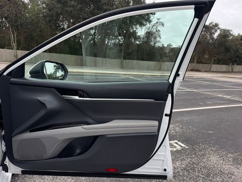 Used 2024 Toyota Camry SE image 32