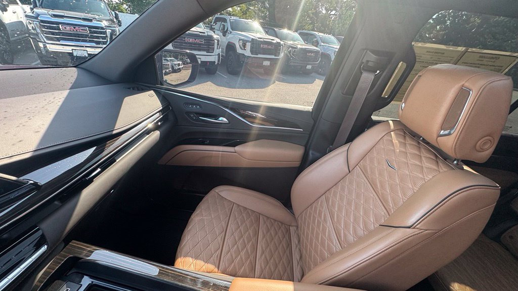 Used 2023 Cadillac Escalade Premium Luxury w/ Performance Package AWD/4WD image 28