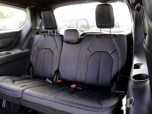 New 2027 Chrysler Pacifica Select FWD image 19