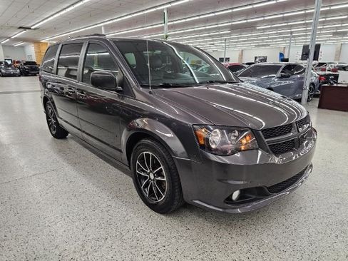 Used 2017 Dodge Grand Caravan GT image 3